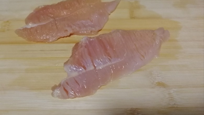 香煎黑椒鸡胸肉,用到把鸡胸肉片成两片，分别切上细细的小口