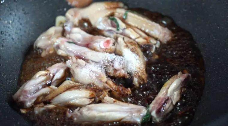 好吃的杭椒爆鸡翅特色做法,放入鸡翅，淋入料酒、生抽、盐、糖，炒匀