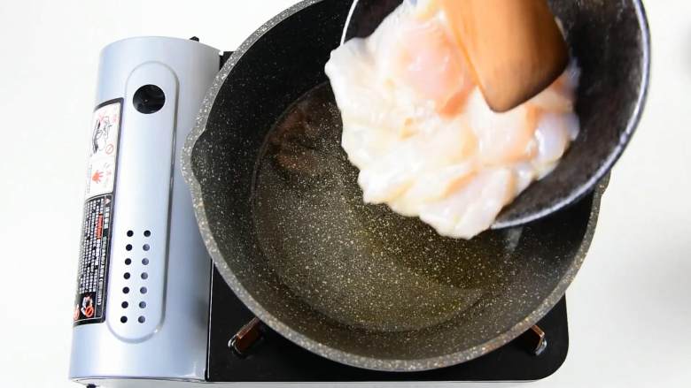 本帮经典家常菜，鱼片嫩滑无比非常美味,油温7成热倒入鱼片，快速滑炒，两面变白盛出。
