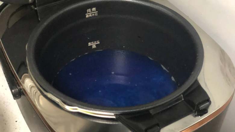  多啦A梦卡通便当 ,<a style='color:red;display:inline-block;' href='/shicai/ 492'>大米</a>洗净，加入适量清水（水面高于米面1指节），然后加入蝶豆花粉，拌匀，然后按下煮饭键。也可以用蝶豆花干泡水，隔夜后把蓝色的水滤出来后用来煮饭。