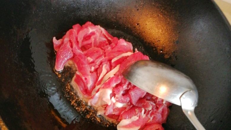 麻辣毛葱炒牛肉,放入肉片，因为已经提前热了锅，所以不会粘锅的