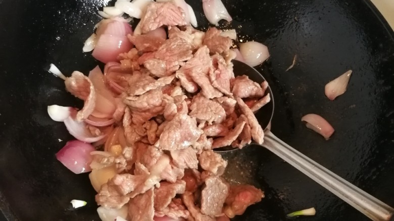 麻辣毛葱炒牛肉,混合的时候到了，第一部，倒入牛肉片