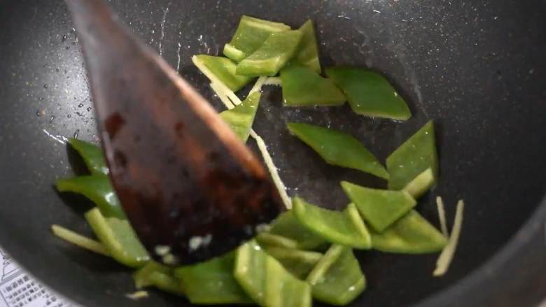 5分钟一盘菜上桌，超快手零难度,加入青椒，大火炒断生。