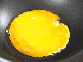 5分钟一盘菜上桌，超快手零难度,油温7成热倒入蛋液，略微定型后轻轻炒散，盛出备用。