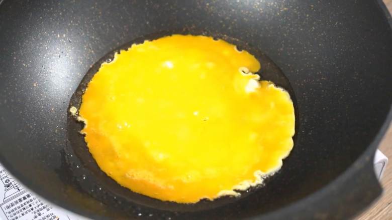 5分钟一盘菜上桌，超快手零难度,油温7成热倒入蛋液，略微定型后轻轻炒散，盛出备用。