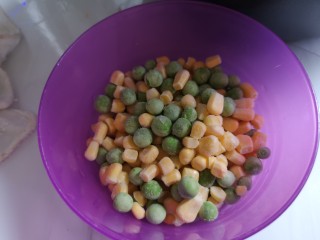 剩饭这样做才好吃,解冻速冻的玉米豌豆粒。
