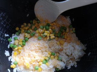 剩饭这样做才好吃,再加入玉米豌豆粒。