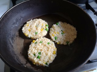 剩饭这样做才好吃,放入米饭，做成饼的形状。