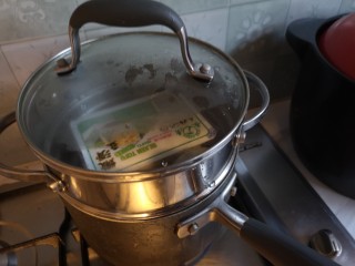 皮蛋豆腐,水开蒸5分钟拿出。