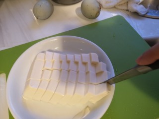 皮蛋豆腐,用刀划成块儿。