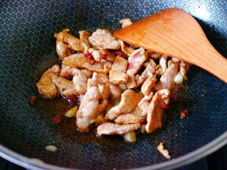 双椒肉片炒花菜,大火继续翻炒至猪肉断生变色的时候。