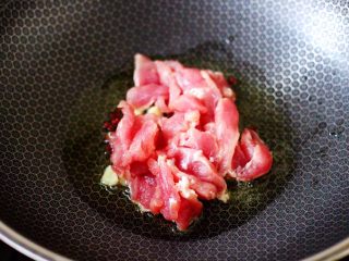 双椒肉片炒花菜,放入切片的猪肉。