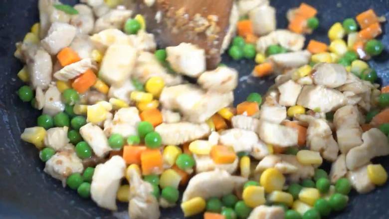 色彩缤纷营养丰富，很适合做给小朋友吃,然后加入玉米粒和青豆炒熟。