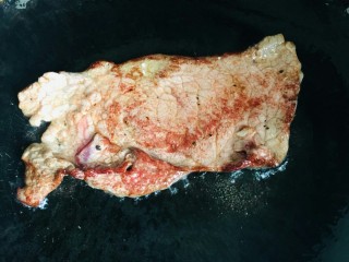 迷迭香黑胡椒牛排,锅预热，放入黄油，然后再放入牛排，煎直向上图