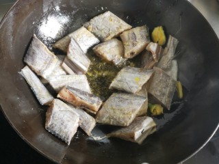 糖醋带鱼,锅中多放油
放入带鱼和生姜
加料酒煸炒片刻
