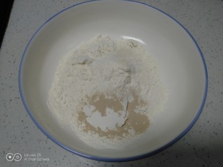 蚂蚁菜猪肉小笼包,面粉中放入酵母、白糖。