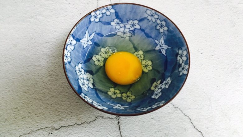 冬瓜蛋汤,鸡蛋打入碗里