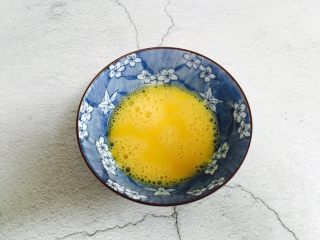 冬瓜蛋汤,加入少许的盐和料酒充分打匀