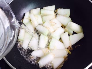 冬瓜蛋汤,加入热水大火烧开转中火焖煮至熟