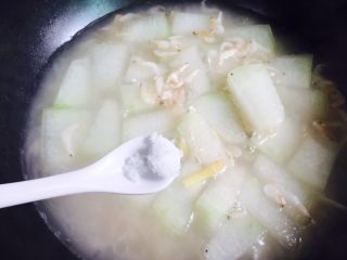 冬瓜蛋汤,加入1小茶匙盐搅拌均匀