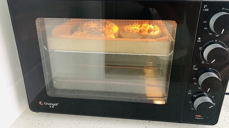 贝果🥯,烤箱提前预热，中层上下火180度20分钟。烤至表面金黄色出炉后，立刻移植到凉架上晾凉。