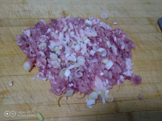 蚂蚁菜猪肉小笼包,猪肉剁碎，加入半颗葱剁碎。