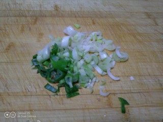 蚂蚁菜猪肉小笼包,剩下的半颗葱剁碎。