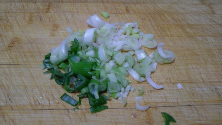 蚂蚁菜猪肉小笼包,剩下的半颗葱剁碎。