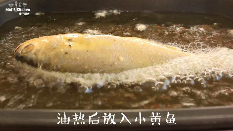 4分钟搞定【油炸小黄鱼】,美食锅最高温预热完成后，倒入玉米油烧热。