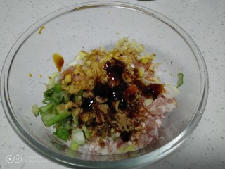 蚂蚁菜猪肉小笼包,肉、葱、姜盛入碗里，加入上述调料。