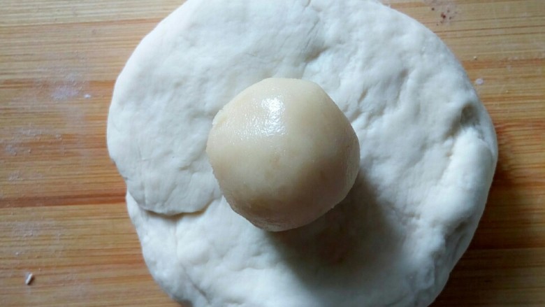 美味小甜饼,将水油面包油面成包子状，压成面皮，擀成鸭舌状。