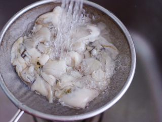 牡蛎韭菜粉嫩饺子,牡蛎肉用自来水反复冲洗干净，沥干水分。