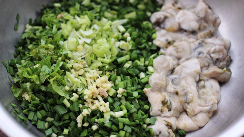 牡蛎韭菜粉嫩饺子,取一个大一点的容器，把切好的韭菜和香菜葱姜，牡蛎肉放入。