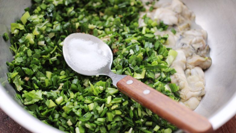 牡蛎韭菜粉嫩饺子,最后根据个人口味，加入适量的盐调味。