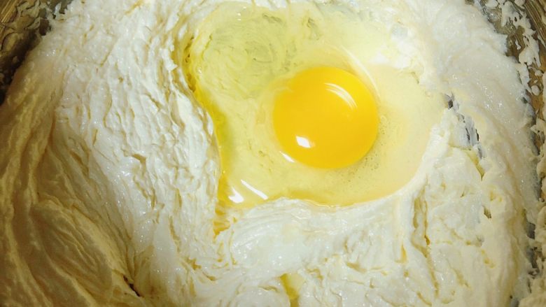 迷迭香玛芬蛋糕（制作耗时最短）,再加入鸡蛋，一个个逐一加入，打蛋器打发均匀。