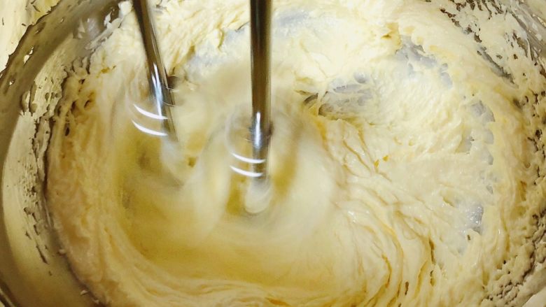 迷迭香玛芬蛋糕（制作耗时最短）,加入白糖后，打发的黄油发白，并有明显打发状。