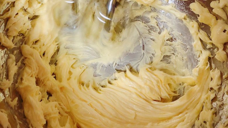 迷迭香玛芬蛋糕（制作耗时最短）,用电动打蛋器打发黄油。