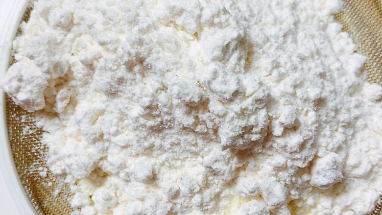 迷迭香玛芬蛋糕（制作耗时最短）,将低筋面粉、泡打粉、盐、奶粉，过筛到盆中。