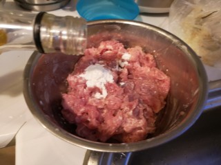 麻辣肉片豆花,肉片里加入清水，用手抓匀，再加入淀粉，胡椒粉，料酒，腌制30分钟。