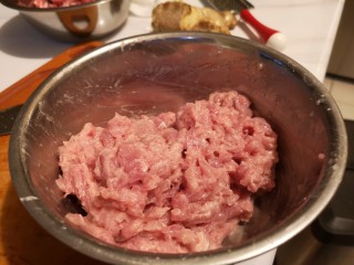 麻辣肉片豆花,这是腌制好的肉片。