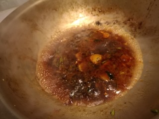 麻辣肉片豆花,加入生抽，老抽，再加入清水。