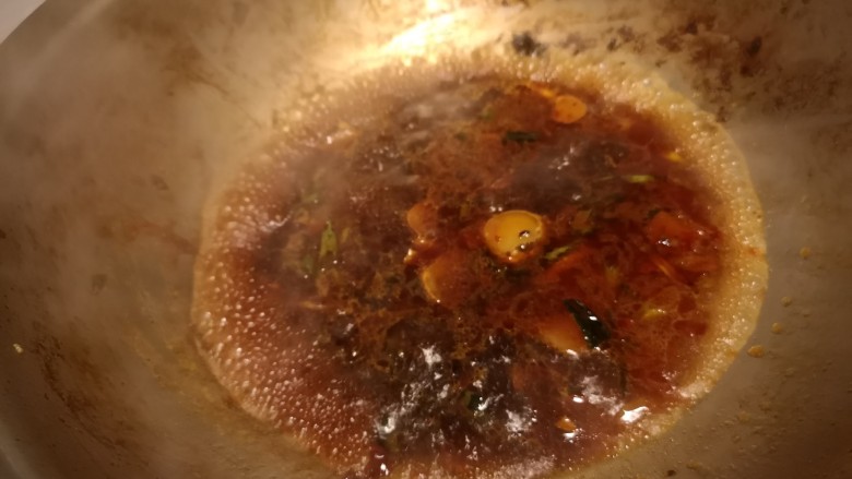 麻辣肉片豆花,加入生抽，老抽，再加入清水。