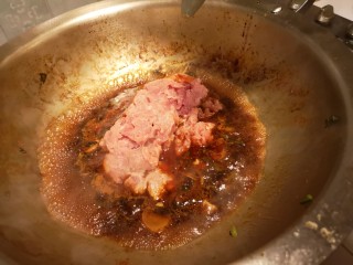 麻辣肉片豆花,水开下肉片。