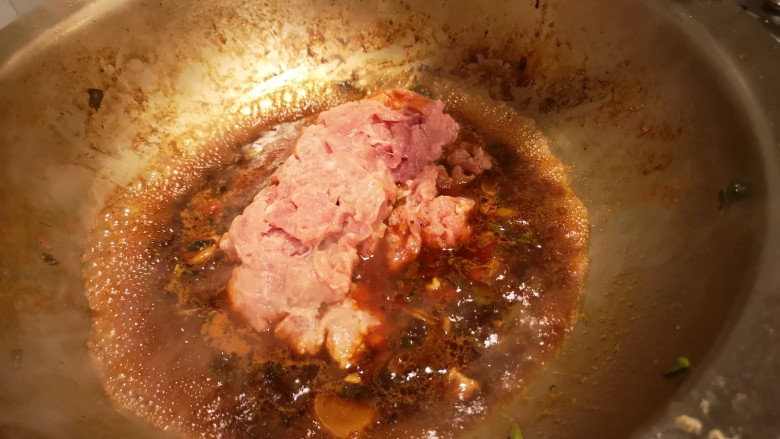 麻辣肉片豆花,水开下肉片。