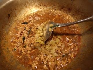 麻辣肉片豆花,肉片熟了之后加入榨菜丝。