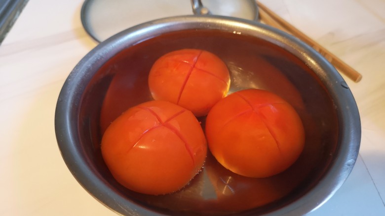 番茄肉圆汤,划十字刀，加入开水。浸泡五分钟。