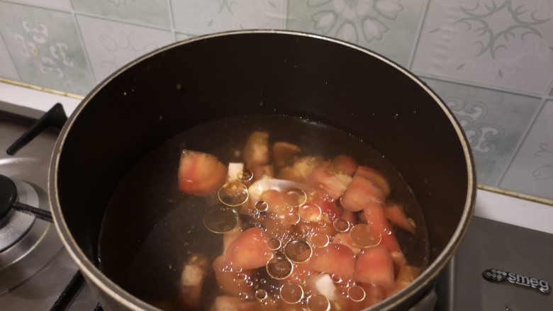 番茄肉圆汤,锅内烧开水，下入番茄丁。