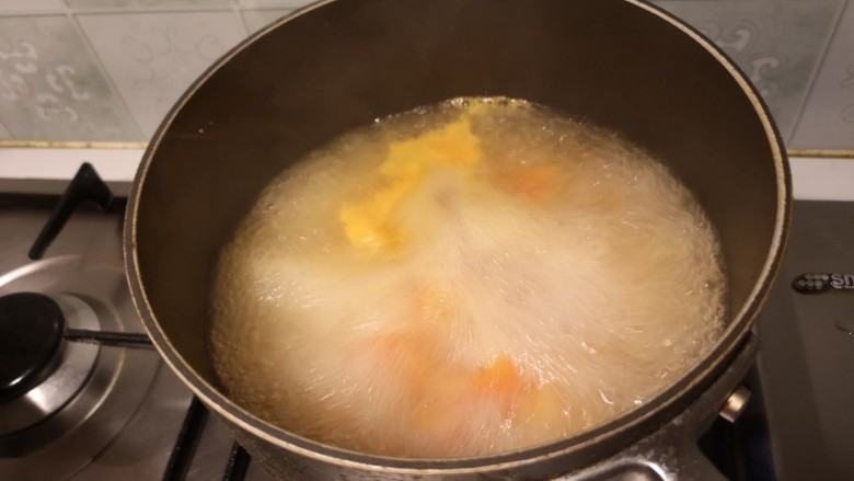 番茄肉圆汤,盖上锅盖儿煮十分钟。