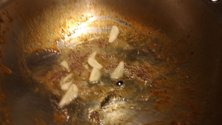 芥兰木耳,蒜片儿爆锅。
