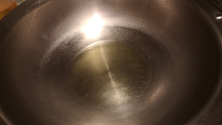 芥兰木耳,锅内放入油。